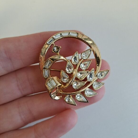Vintage Crown Trifari Gold Tone Rhinestone Circle Brooch and Leaf, Pat Pending - Picture 7 of 7